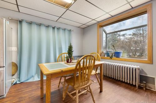 372 Oakland St, Manchester, CT 06042-2193