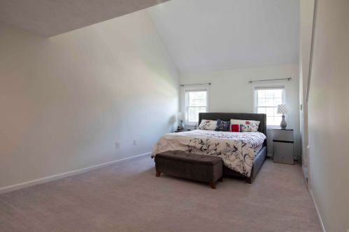 8 Cathedral Cir, Nashua NH 03063-2716 exterior