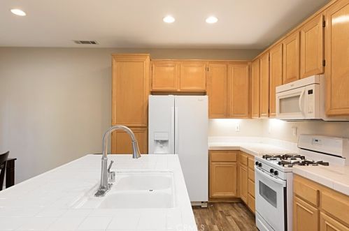 32488 Guevara Dr, Temecula CA  92592-2802 exterior