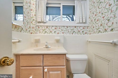 7317 Pinewood St, Falls Church VA  22046-2725 exterior