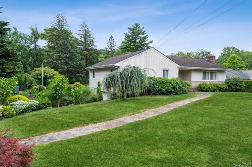 186 Nanny Hagen Rd, Thornwood NY  10594-2106 exterior