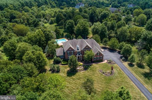 19228 Charandy Dr, Leesburg VA 20175-7215 exterior