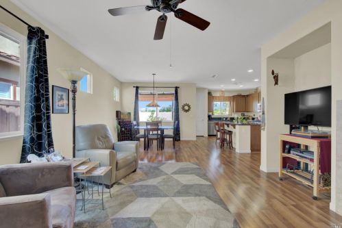715 Embassy Cir, Vacaville, CA 95688-8827