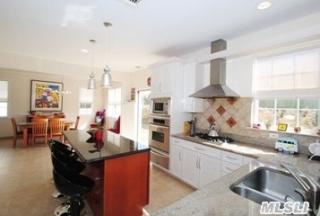 204 Cranberry Ct, Huntington Station, NY 11747-8722