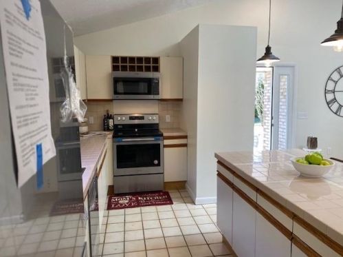 1011 Williamsburg Cir, Warwick RI  02886-1744 exterior