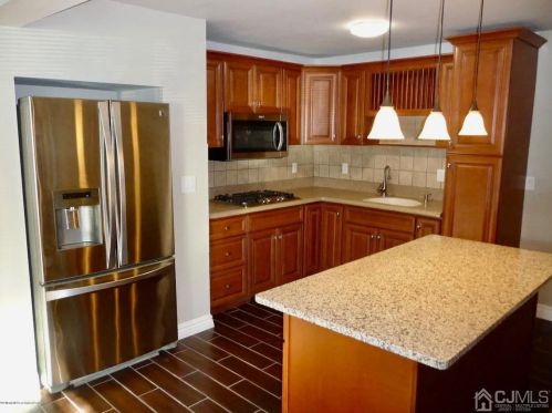 213 Cricket Ln, Woodbridge, NJ 07095-1513