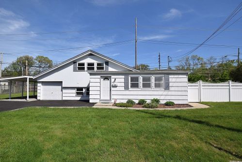 25 Cameron Ave, Babylon, NY 11702-2636