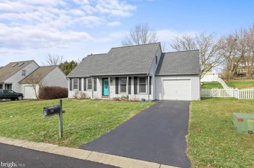 35 Village Spring Ln, Swartzville, PA 17569-9523