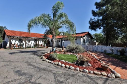 688 Anderson Rd, Alpine, CA 91901-1505