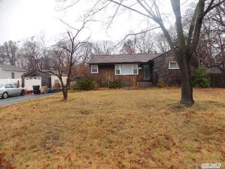 85 Lake St, Islip Manor, NY 11751-2008