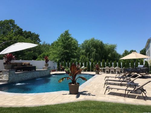 19 Pinehurst Dr, Mount Sinai NY  11766-3421 exterior