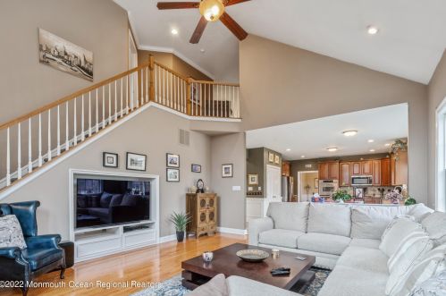 1 Vail Ln, East Freehold NJ  07728-8487 exterior