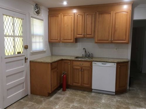 27 Dallas Ave, New Hyde Park NY  11040-3951 exterior