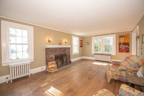 83 Thompson Ave, Babylon NY  11702-3404 exterior