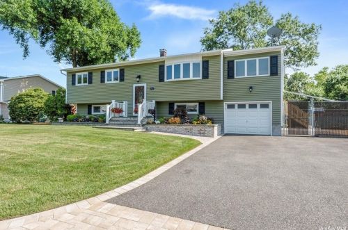 4 Winthrop St, Islip Manor, NY 11751-1012