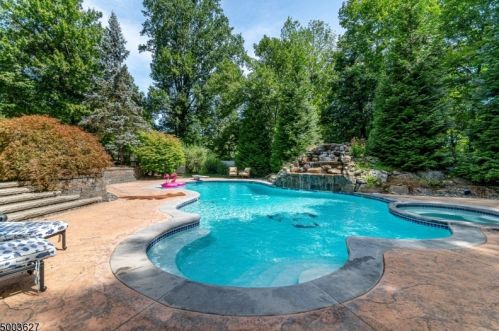 25 Wilshire Dr, Sparta NJ  07871-2841 exterior