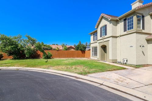 5293 Wildflower Ln, Fresno, CA 93725-0920
