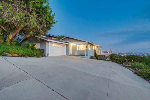 1527 Loring St, San Diego, CA 92109-1328