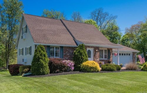 11 Kretch Cir, New Hamburg, NY 12590-5359