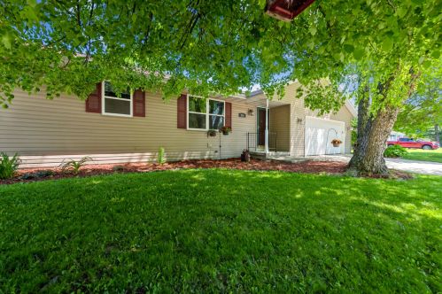 605 Woodlawn Dr, Manitowoc, WI 54220-3544