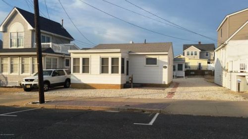 3 New Brunswick Ave, Lavallette, NJ 08735-2417