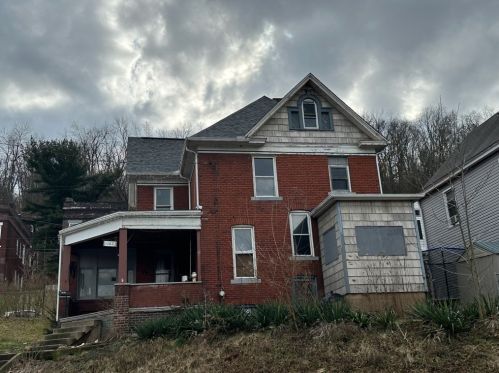 107 Wall St, Wall, PA 15148-1243
