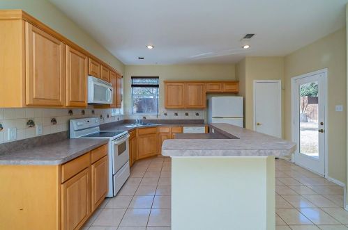 709 Valley Mills Dr, St Paul, TX 75098-4773