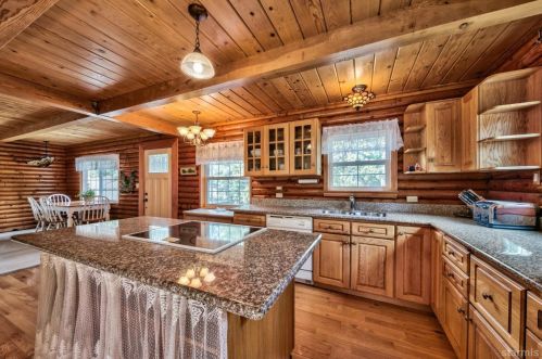 1860 F St, South Lake Tahoe CA  96150-3630 exterior