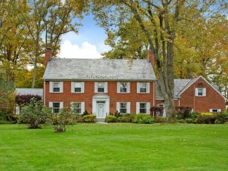 99 Elderfields Rd, North Hills, NY 11030-1622