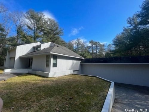 3 Cattle Walk, East Hampton, NY 11937-2588