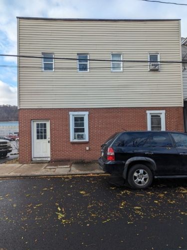 1079 3rd Ave, New Kensington, PA 15068-6227