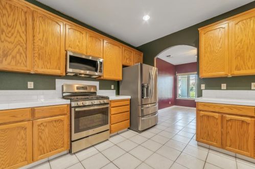 1656 Sierra Creek Dr, Manteca CA  95336-8652 exterior