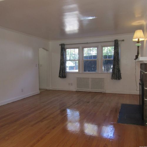 2 Oak Dr, New Hyde Park NY  11040-3315 exterior