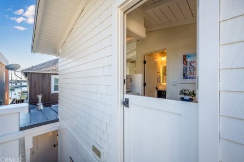 104 Onyx Ave, Newport Beach CA  92662-1208 exterior