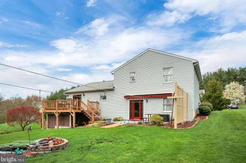 5805 Hillsborough Ct, Harrisburg PA  17111-4736 exterior