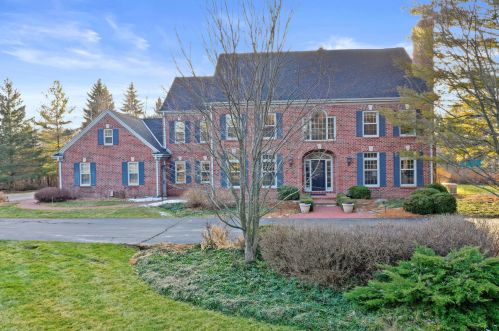 9855 Hawthorne Rd, Thiensville, WI 53097-1904