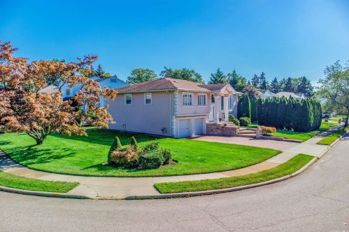 12 Sutton Hill Ln, New Hyde Park, NY 11040-1033