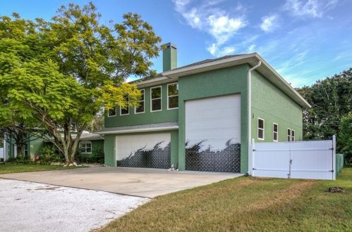 5657 Oceanic Rd, Tarpon Springs, FL 34690-6422