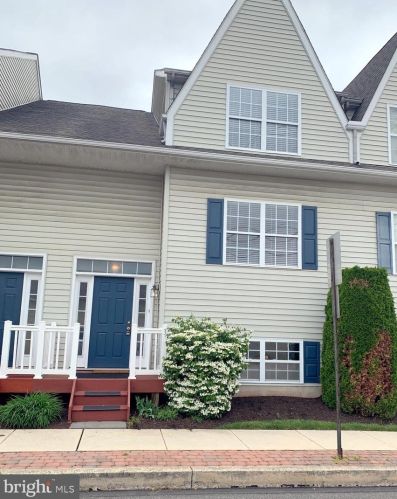 3 Maple St, Downingtown, PA 19335-3169