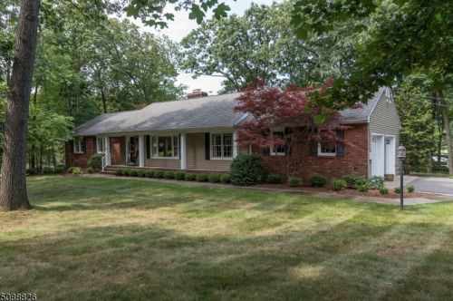 16 Longview Ct, Paterson, NJ 07506-3027