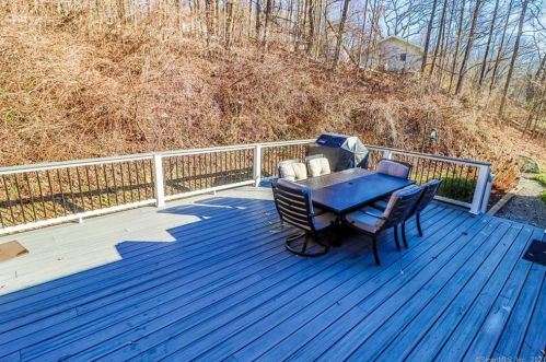 33 Sunset Hill Rd, Brookfield Center CT  06804-3448 exterior