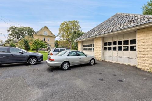 32 Gilbert St, Ridgefield CT  06877-4522 exterior