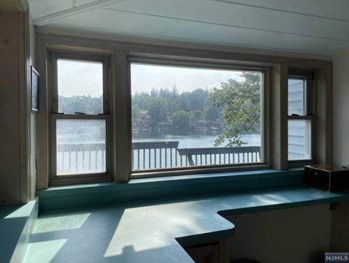 78 Upsala Path, West Milford Lakes NJ  07480-4204 exterior