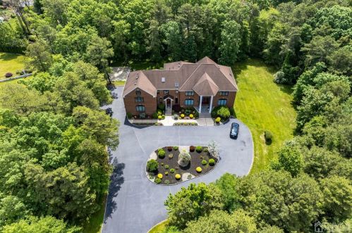 4 Pine Meadow Ct, East Brunswick, NJ 08816-2457