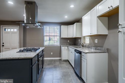 156 Riverview Dr, New Castle DE  19720-2732 exterior