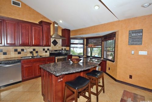 101 Root Ave, Islip Manor, NY 11751-2510