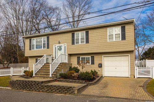 316 53rd St, North Lindenhurst, NY 11757-1615