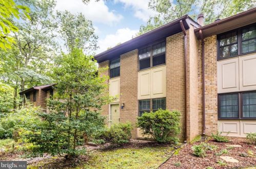 2053 Headlands Cir, Herndon VA  20191-3642 exterior