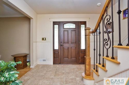 18 Hamilton Dr, East Brunswick NJ  08816-2709 exterior