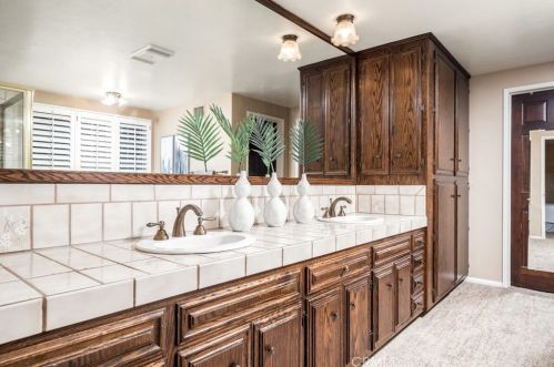 1022 Oak Canyon Ln, Glendora CA  91741-2256 exterior